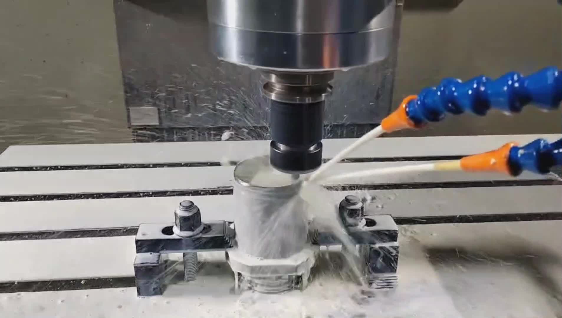 Начинот на кој CNC прецизната машинска обработка ја подобрува точноста