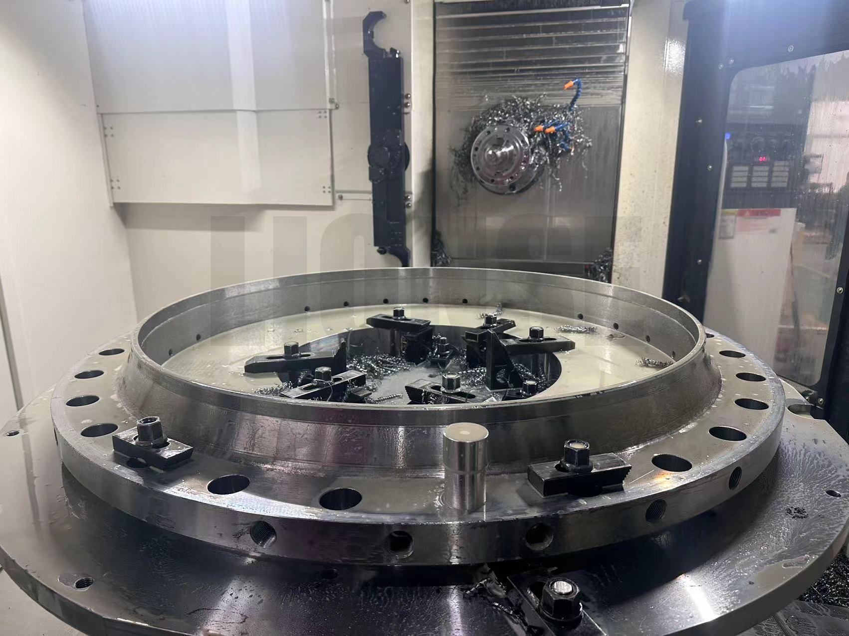 Како да се обезбеди вертикалност на дупката при дупчење на прирабници со голем дијаметар?